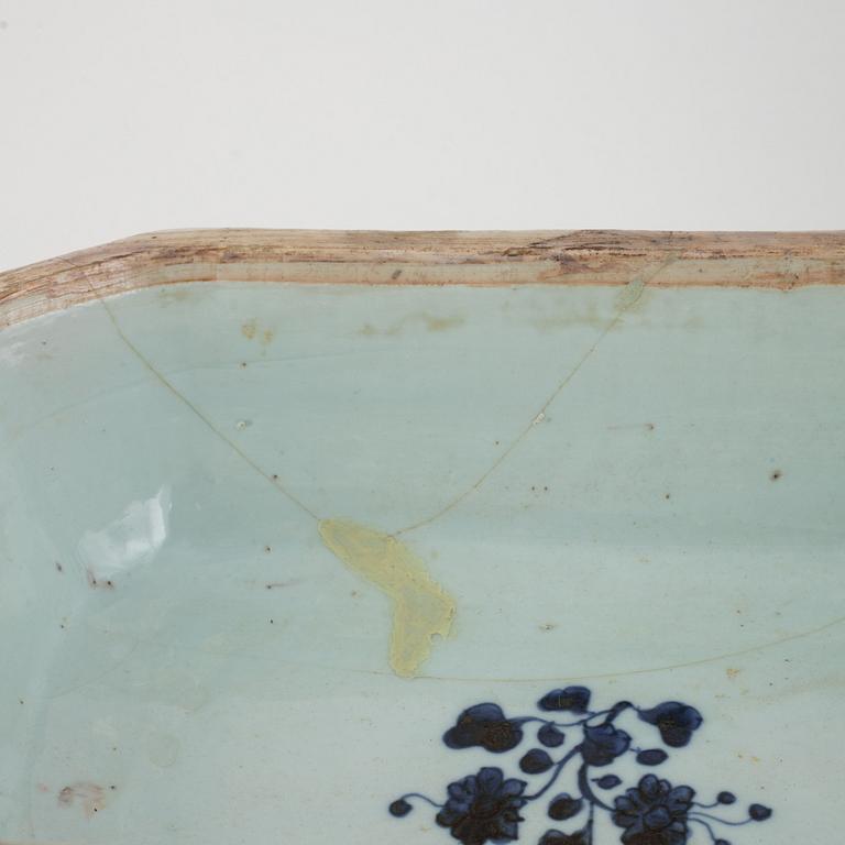 Terrin med fat, porslin, Kina, Qingdynastin, Qianlong (1736-95).
