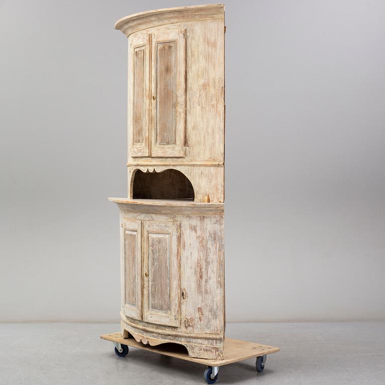 A late Gustavian corner cabinet from around year 1800.