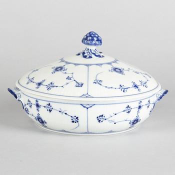 Terrin med lock, porslin, Royal Copenhagen, "Musselmalet", modell 277, 1893-1900.