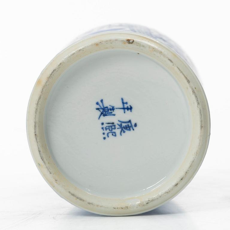 Urna med lock, porslin, Kina, Qingdynastin, 1800-tal.