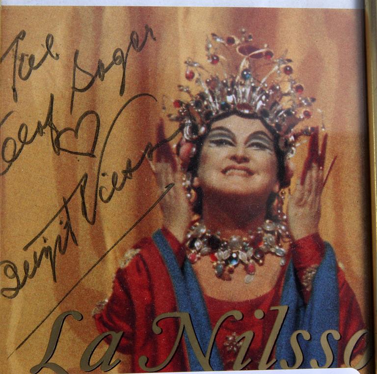 FOTOALBUM samt PARTI SIGNERADE FOTON, 16 st, bl a Birgit Nilsson och Kiri Te Kanawa.