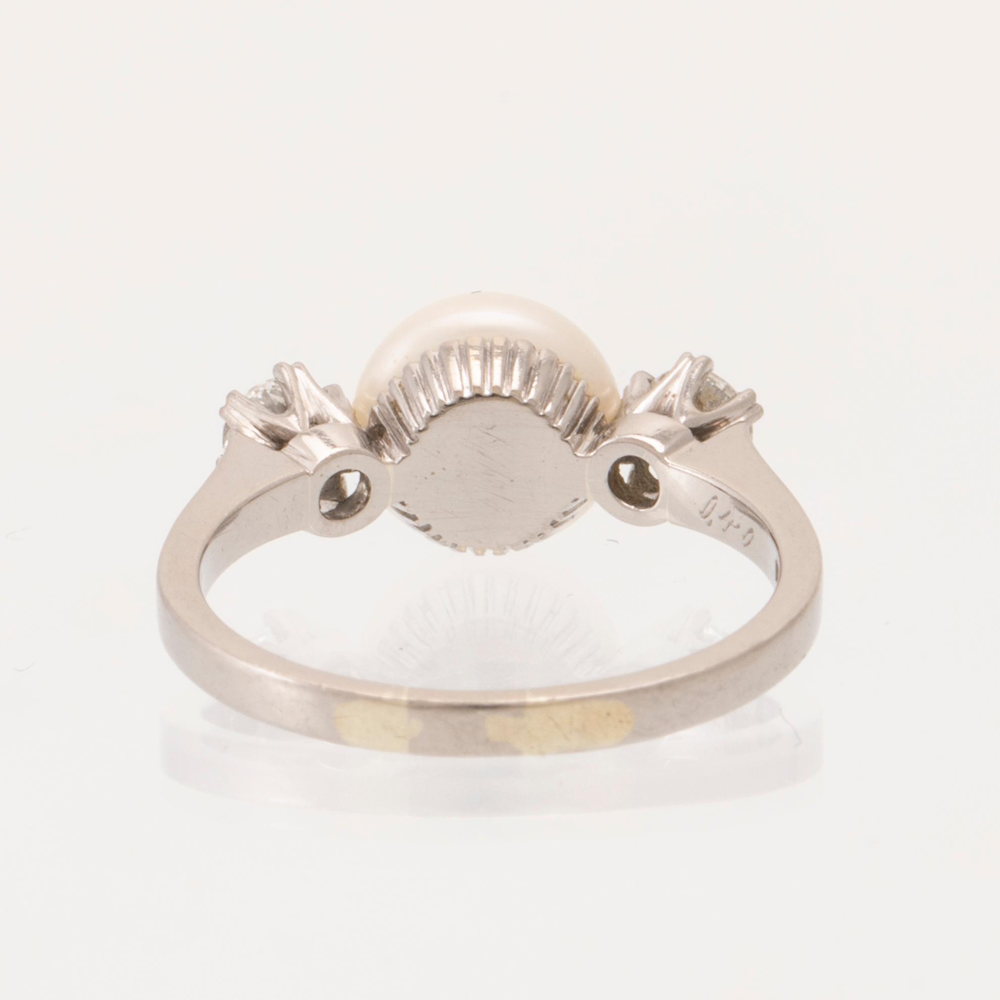 Ring 18K vitguld med odlad button pärla samt runda briljantslipade diamanter, G. Dahlgren & Co Malmö 1961.