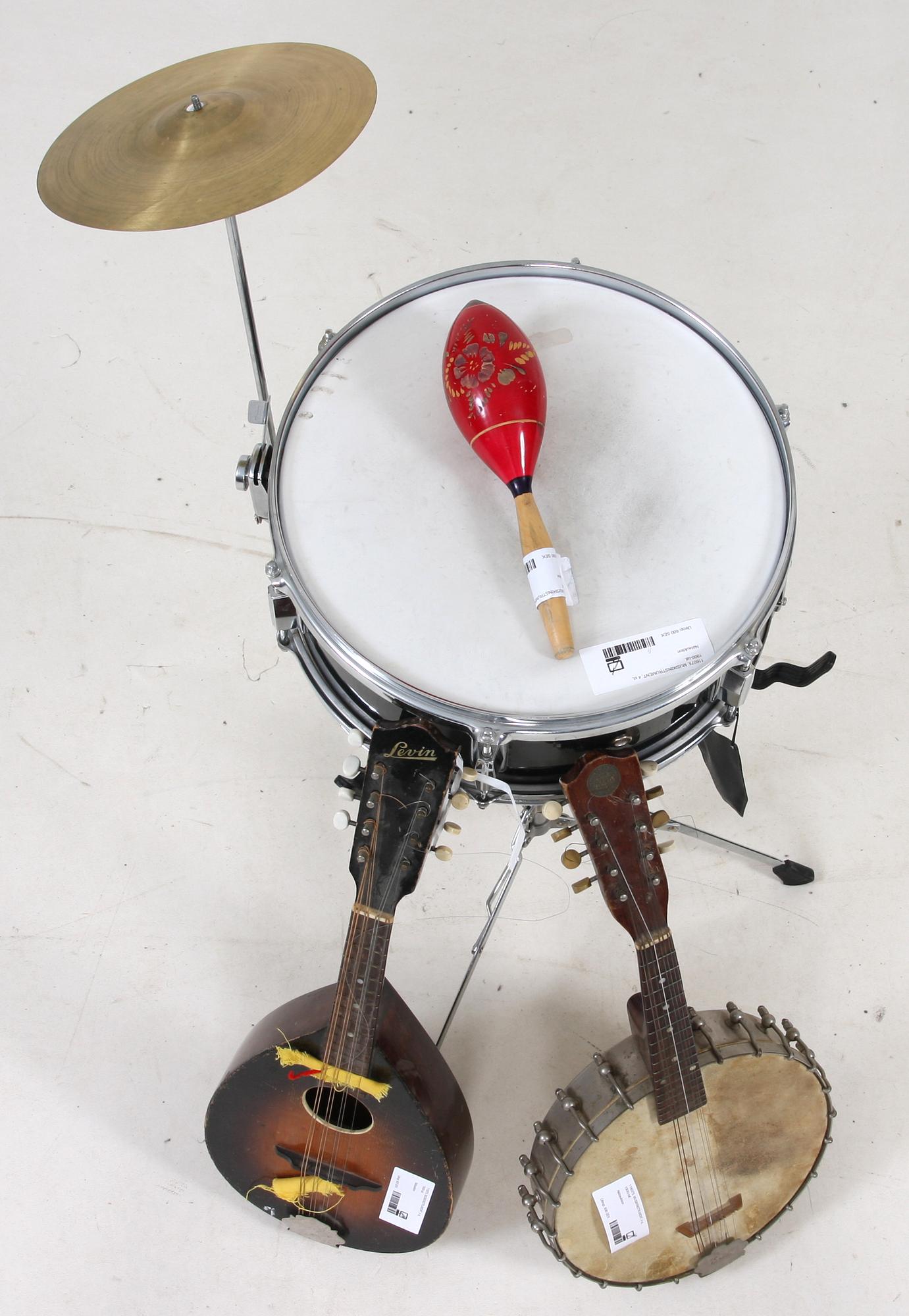 MUSIKINSTRUMENT, 4 st, 1900-tal.