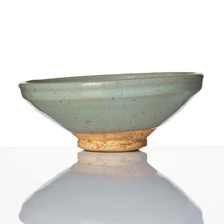 A pale green jun glazed bowl, Jin/Yuan dynasty.
