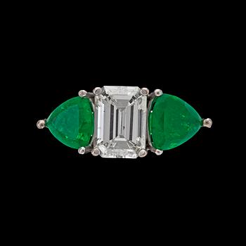 1084. RING, smaragdslipad diamant, ca 2 ct med droppslipade smaragder.