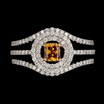 A fancy orangy-brown, 0.44 cts, and brilliant cut diamond ring, tot. 1.26 cts.