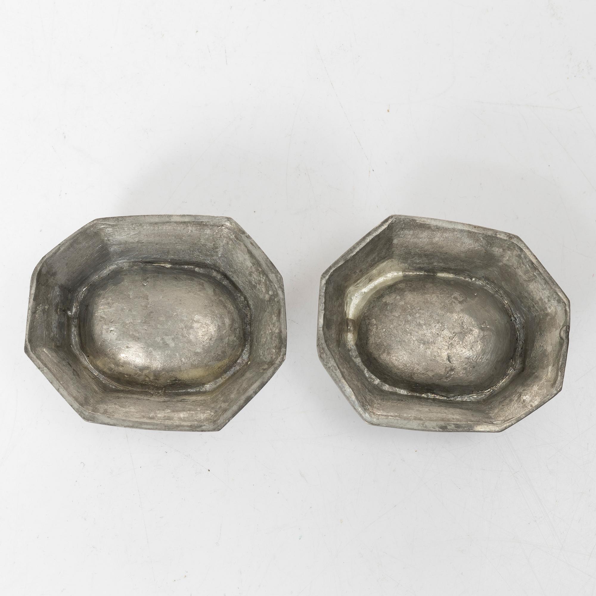 Rokoko, A pair of Swedish pewter salt cellars, 18th century.