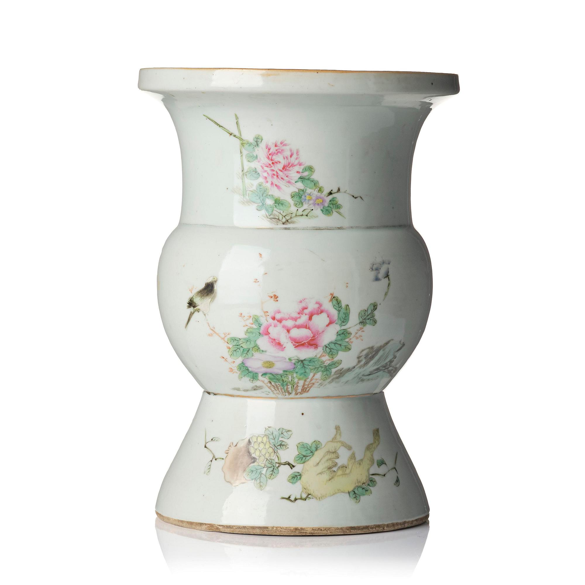 A famille rose vase, early 20th century.