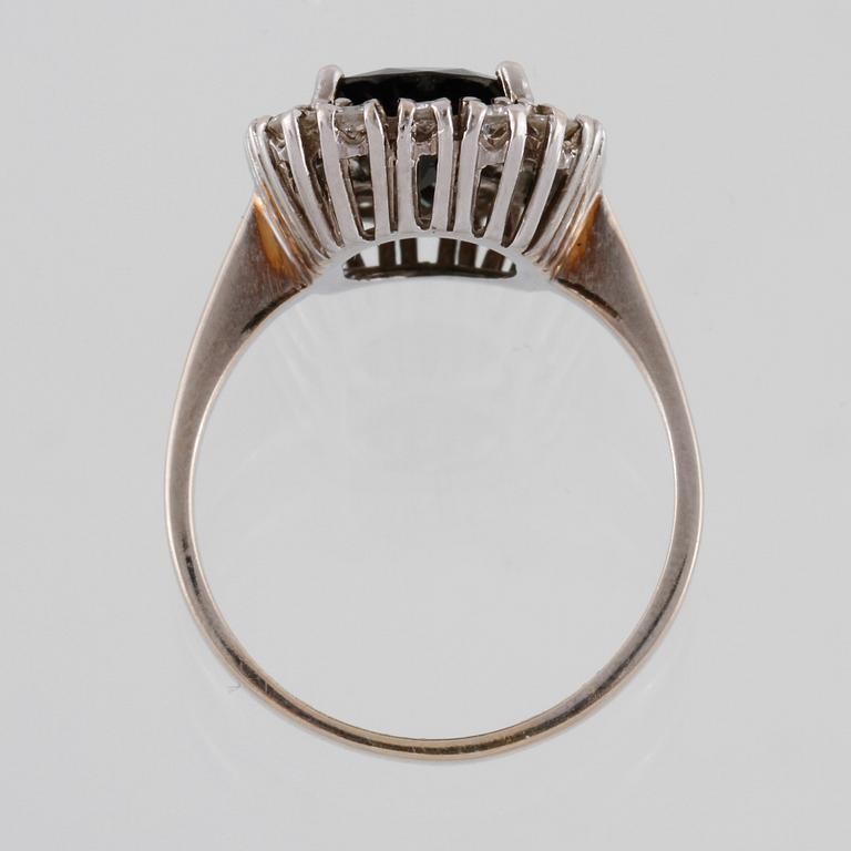 RING, 18K vitguld med fasettslipad blå safir samt briljantslipade diamanter 0.56 ct, importstämplad. Vikt 6,2 gram.