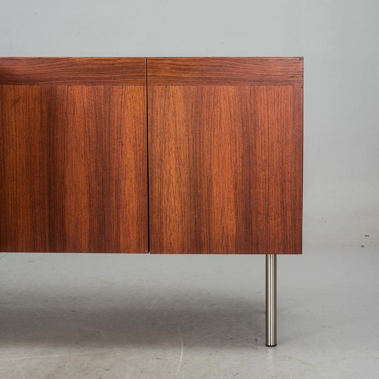 SIDEBOARD, jakaranda, IB Kofoed Larsen för Säffle Möbelfabrik. 1960-tal. CITES-intyg medföljer.