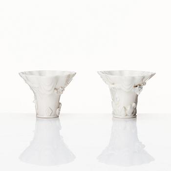 Vinofferbägare, två stycken, blanc de chine. Qingdynastin, Kangxi (1662-1722).