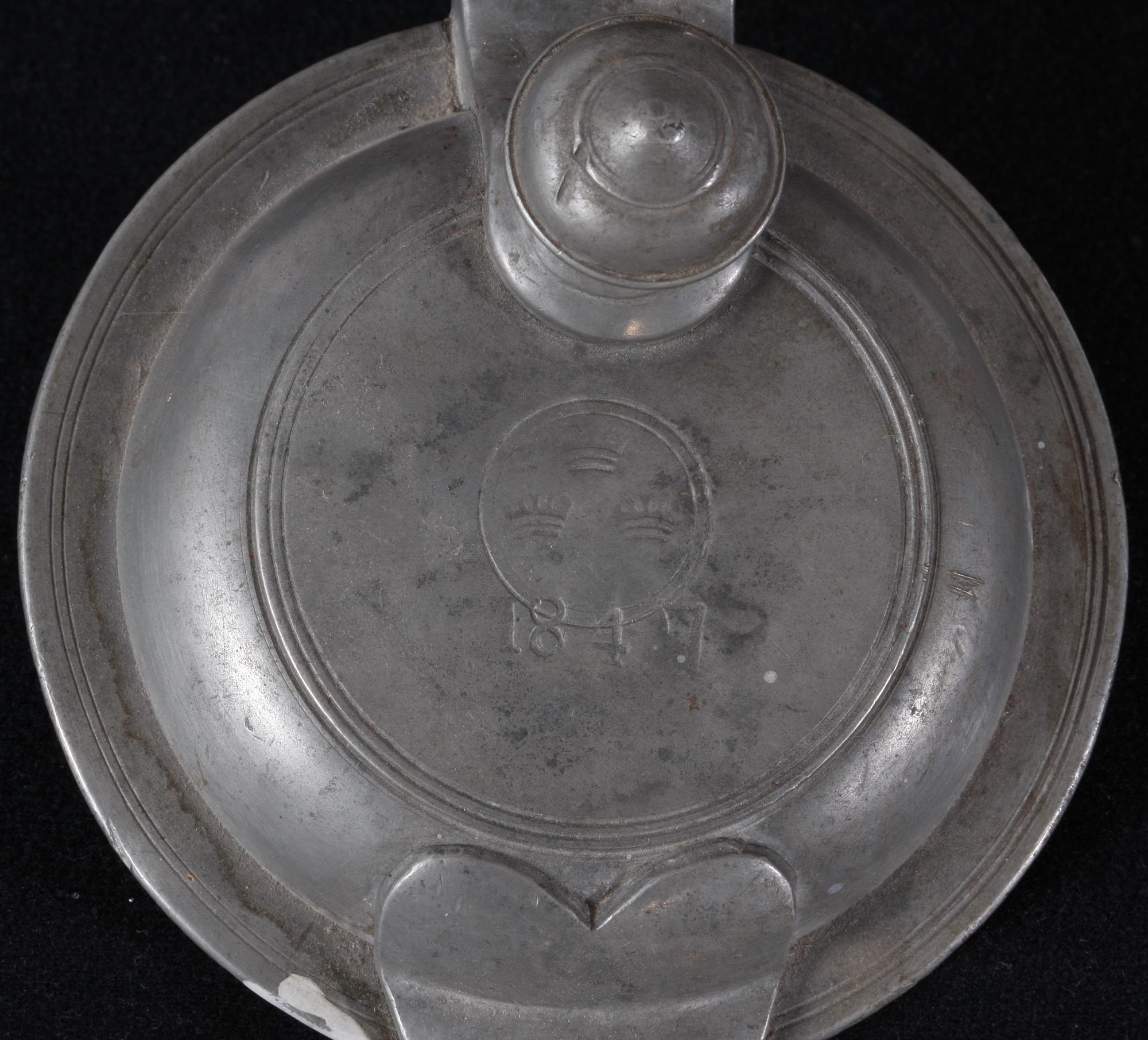STOP, tenn. Locket märkt 1847.