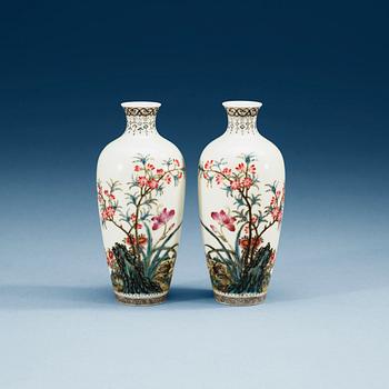 1679. A pair of famille rose vases, first half of 20th Century with Hongxian's seal mark.