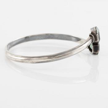 Arm ring, Flavia, silver with two faceted synthetic green spinels.
