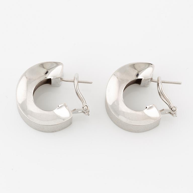 A pair of earrings 18K white gold.