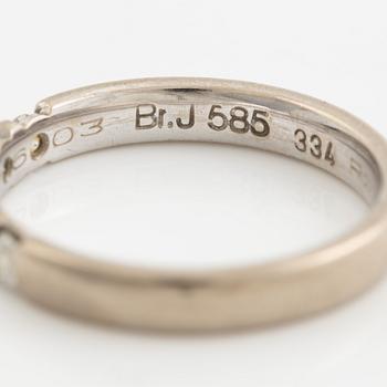 Ring, 14K vitguld med fem briljantslipade diamanter.