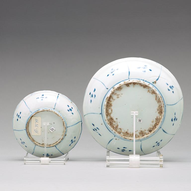 A set of four blue and white kraak dishes and a serving dish, Ming dynasty, Wanli (1572-1620).