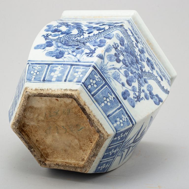 A large blue and white flower pot, Qing dynasty, late 19th century.