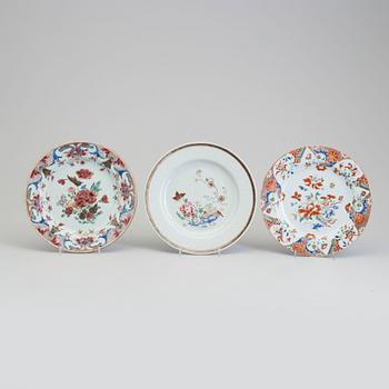 Three famille rose export porcelain plates, Qing dynasty, early 18th century.