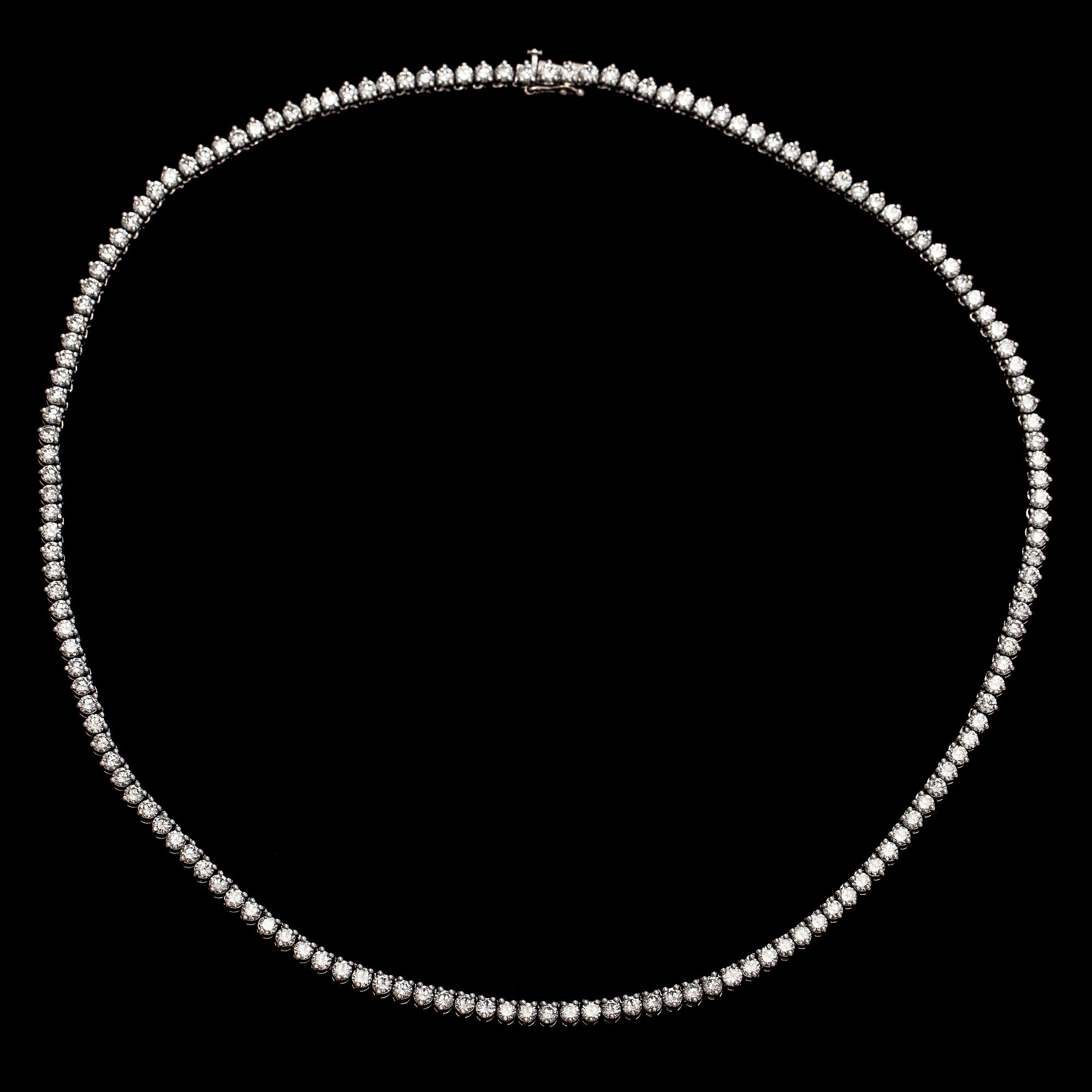 Kaulakoru, 18K valkokultaa ja briljanttihiottuja timantteja.