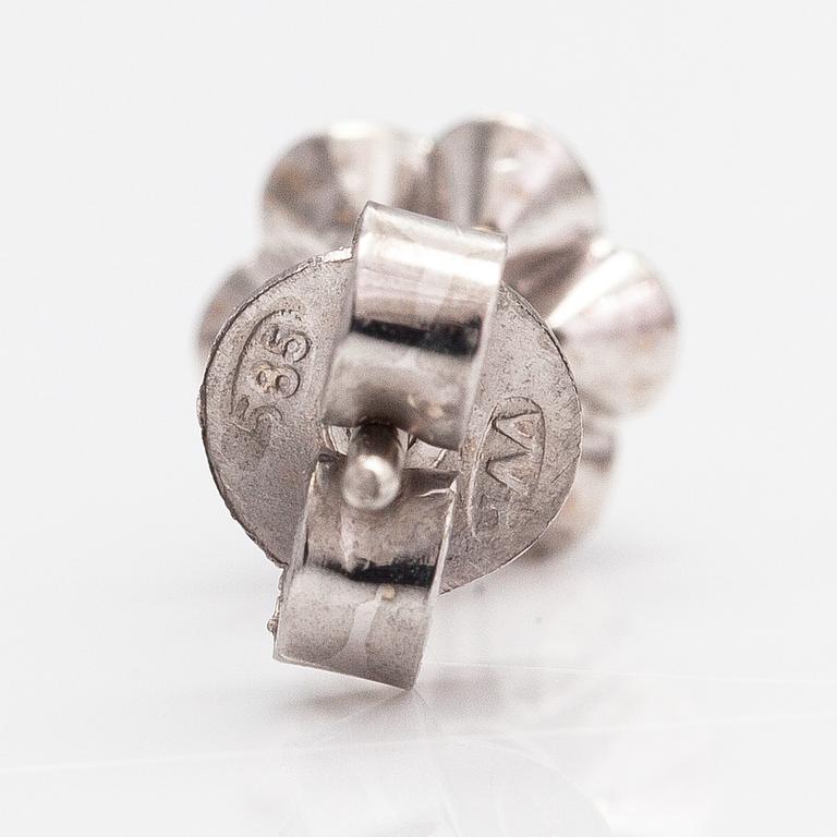 A pair fof 14K white gold earrings with diamonds ca. 0.32 ct in total.