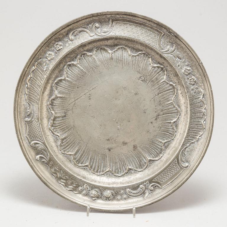 AN 18TH CENTURY PEWTER ROCOCO PLATE.