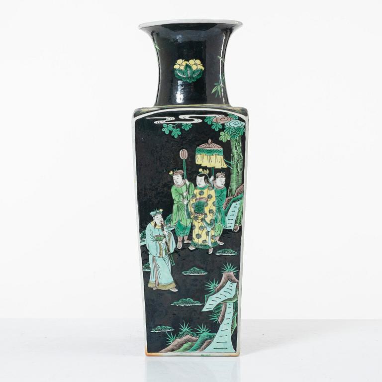 Vas, porslin. Sen Qingdynasti, omkring 1900.