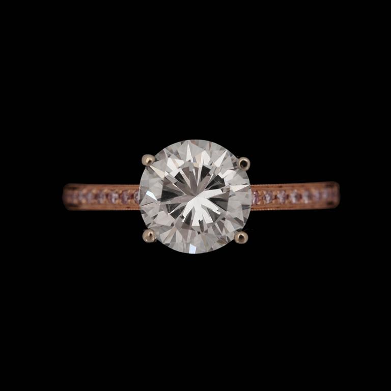 A brilliant cut diamond ring, 2.02 cts set with pink brilliant cut diamonds, tot. app. 0.16 cts.