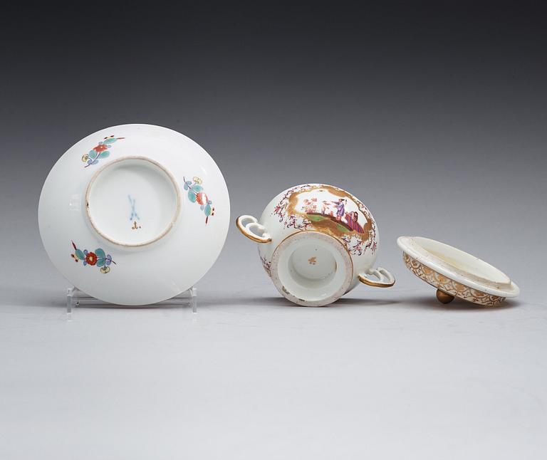 A Meissen chinoiserie equelle with cover and stand, 1725-30.