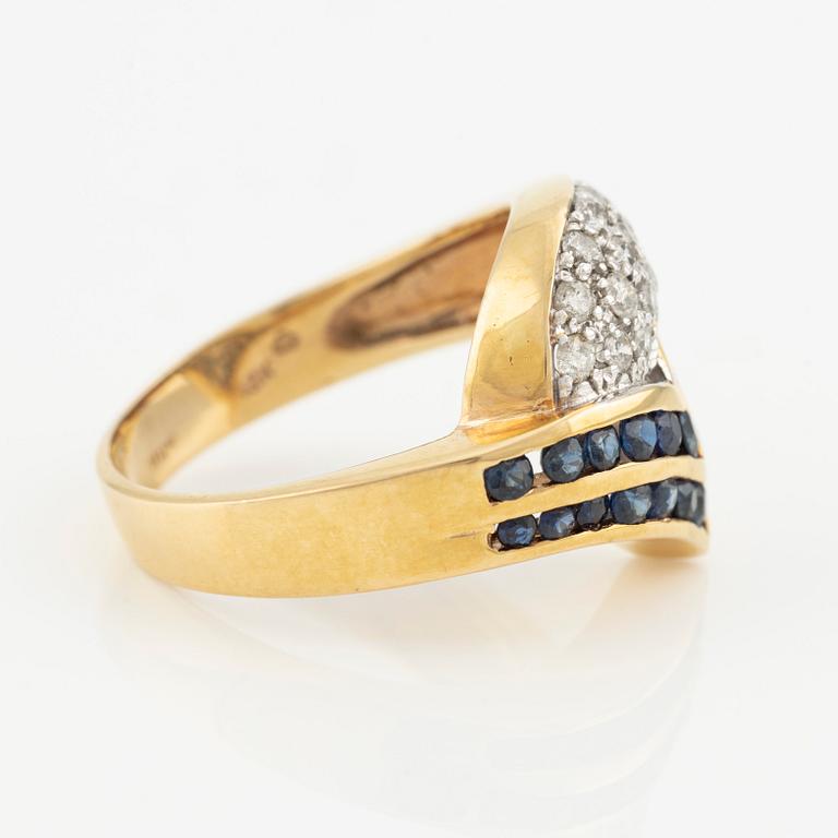 Ring in 18K gold with sapphires and round brilliant-cut diamonds.