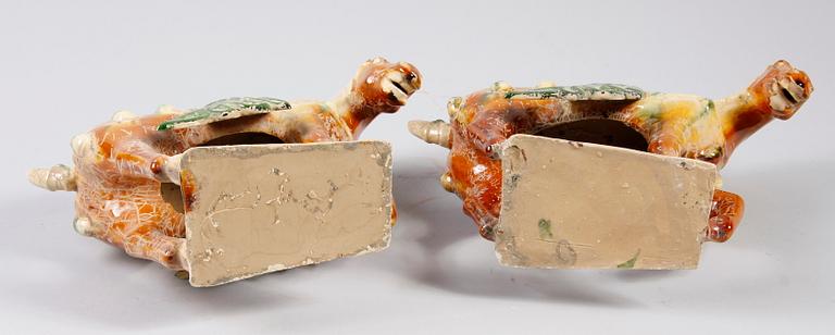 FIGURINER, 2 st snarlika, porslin, 1900-tal, Kina.