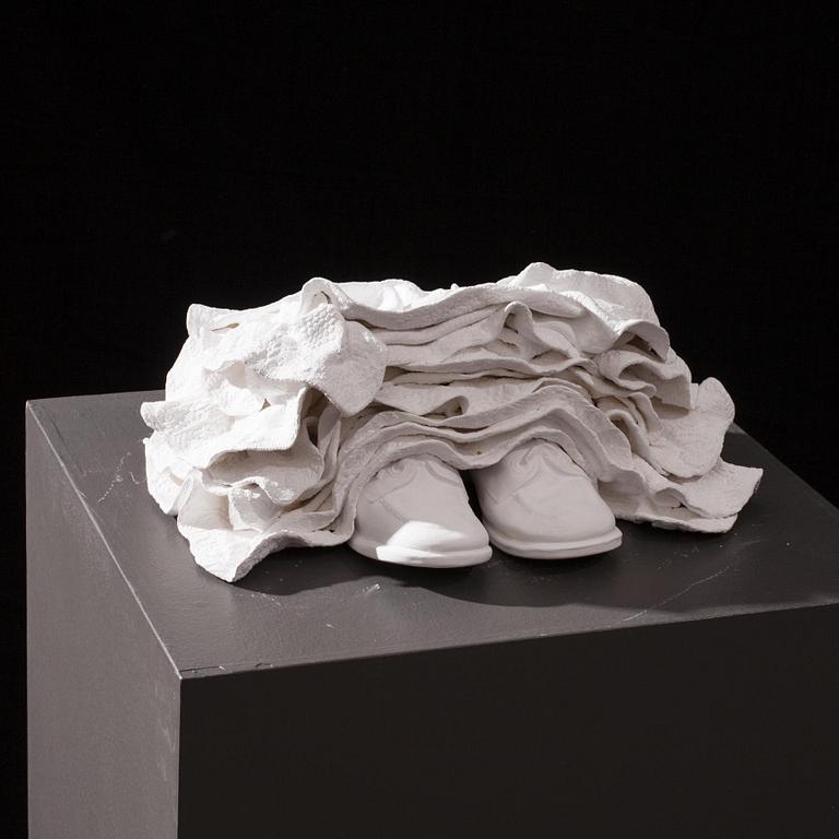 SAANA MURTTI
Beyond presence, 2013. 
Posliini, 40x17x30 cm.