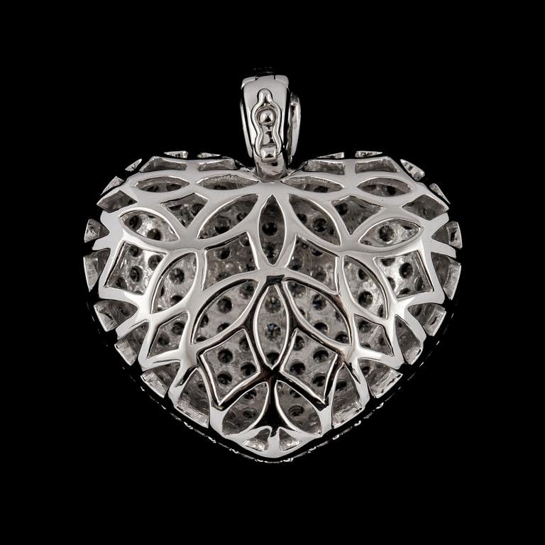 A brilliant cut diamond heart pendant, tot. 5.01 cts.