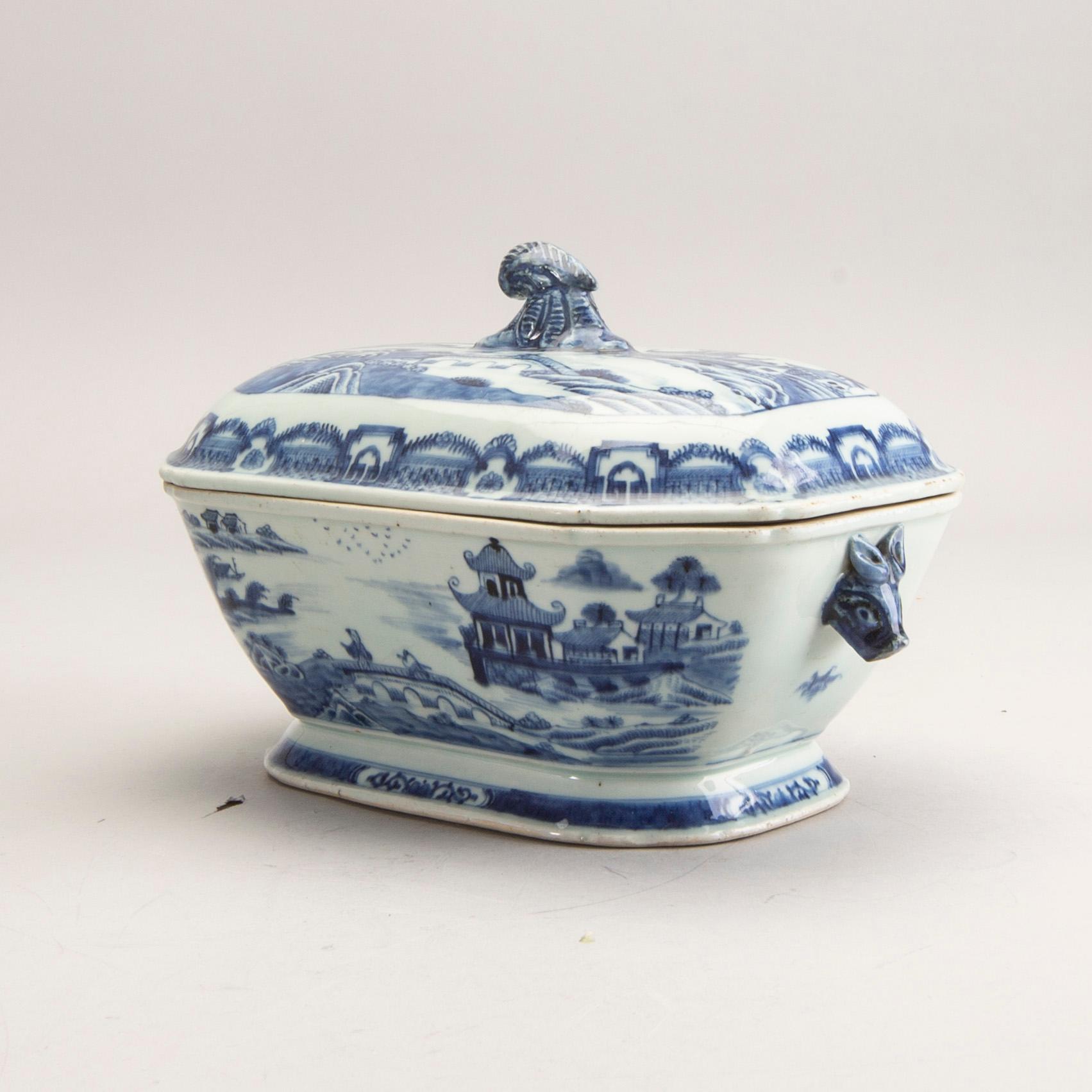 Terrrin med lock Kina Qianlong (1736-95) porslin.