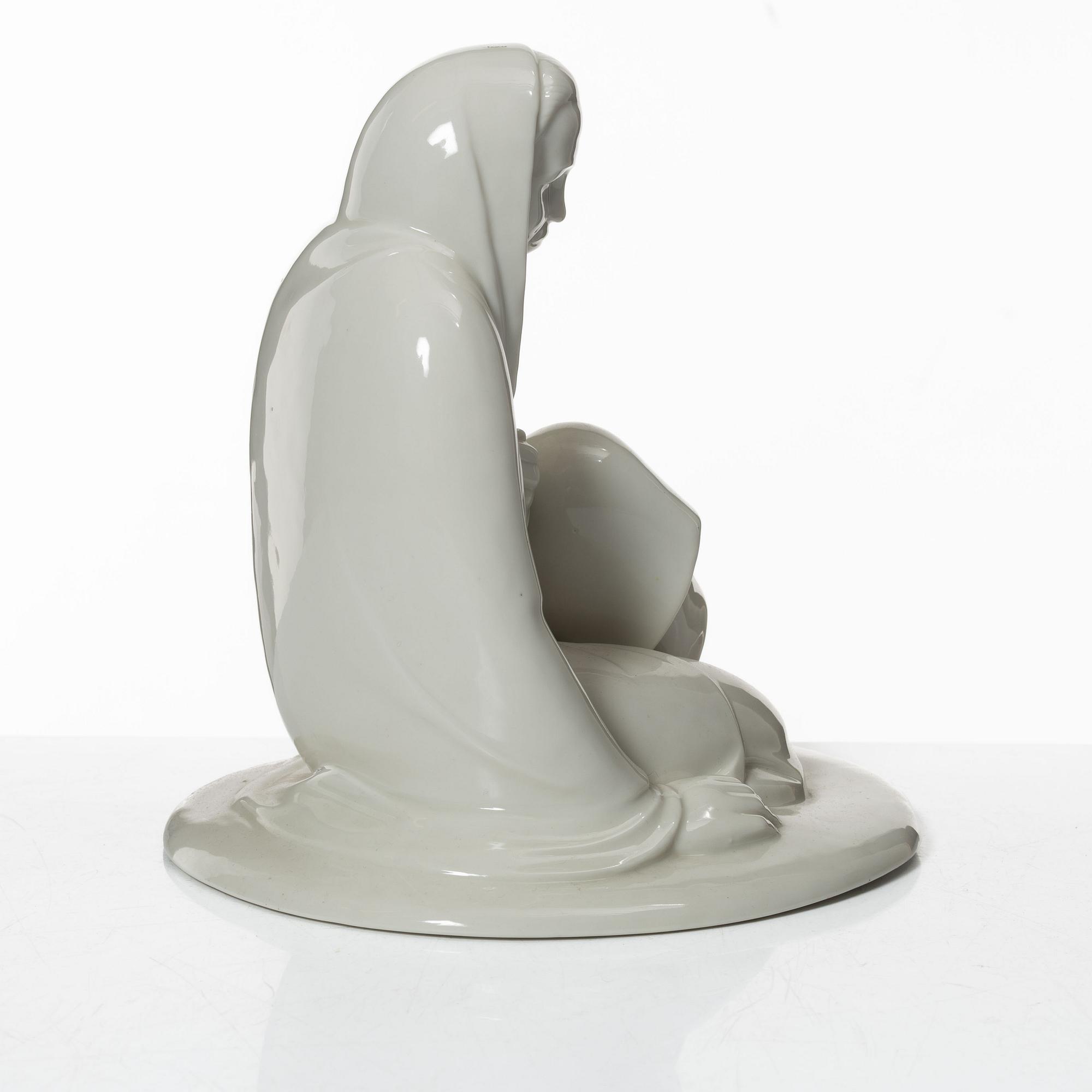 E Barlach, figurin, porslin "Sittande flicka" 1908.