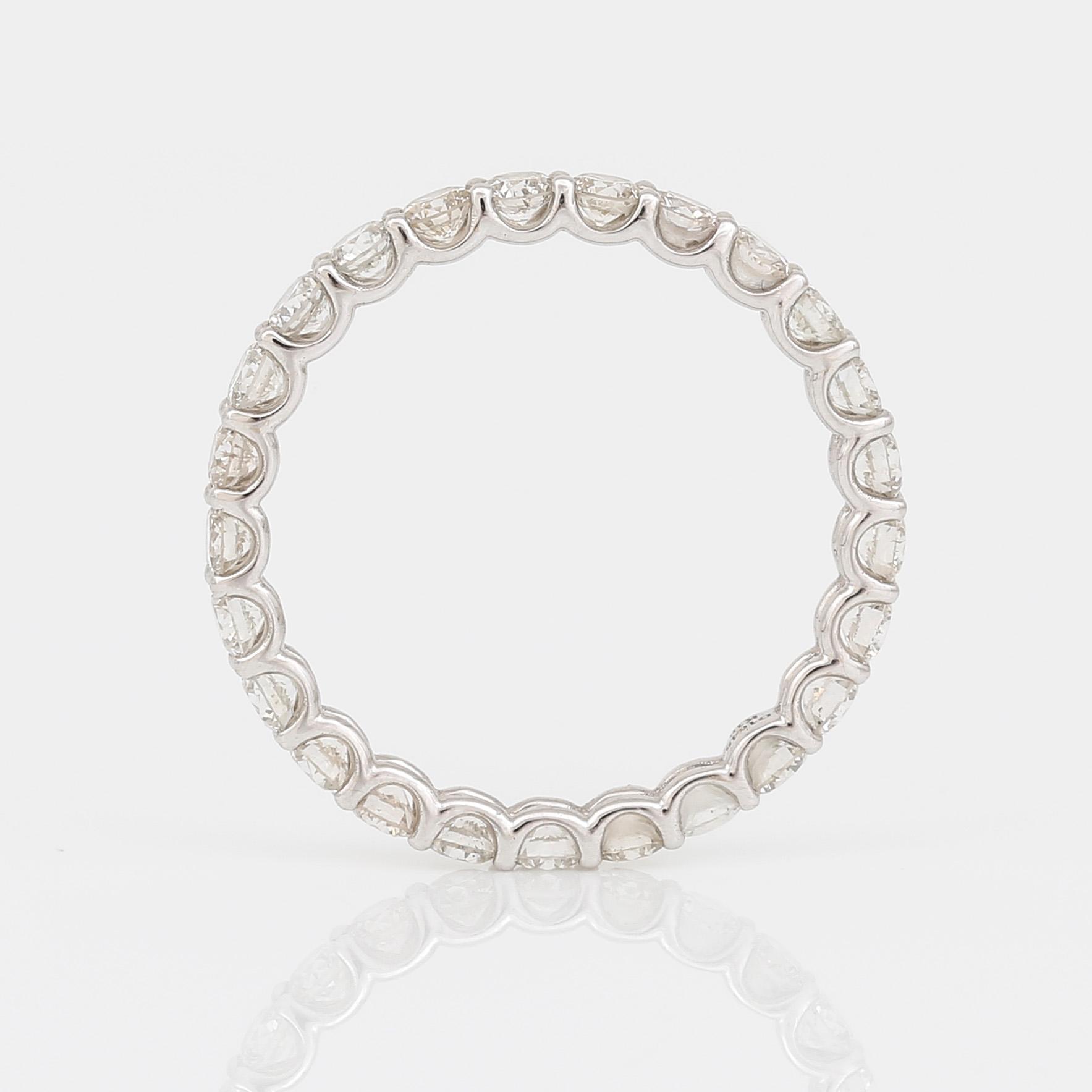 ALLIANSRING, 18K vitguld med briljantslipade diamanter, tot ca 1,65 ct. Total vikt ca 1,58 g.