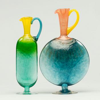 KARAFFER, 2 st, glas, signerade Kosta Boda K Engman, 1900-talets senare del.