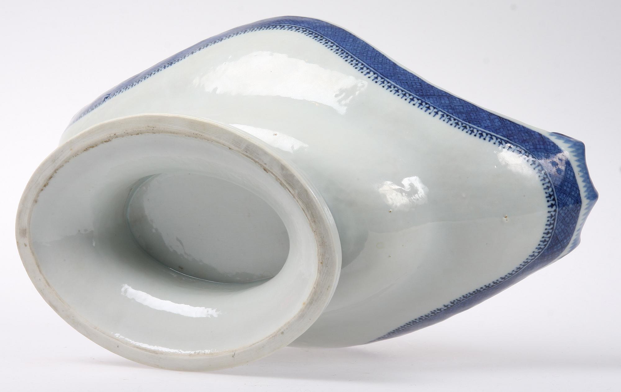 JARDINIERE, porslin, Kina, omkring sekelskiftet 1800.