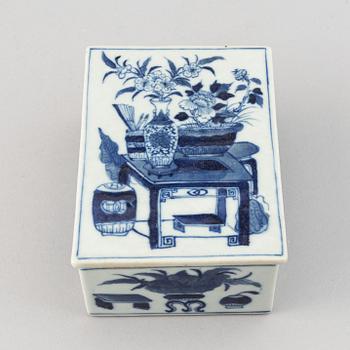 A set with two famille rose serving dishes, six odd plates, and a box with cover, Qing dynasty, 18th/19th Century.