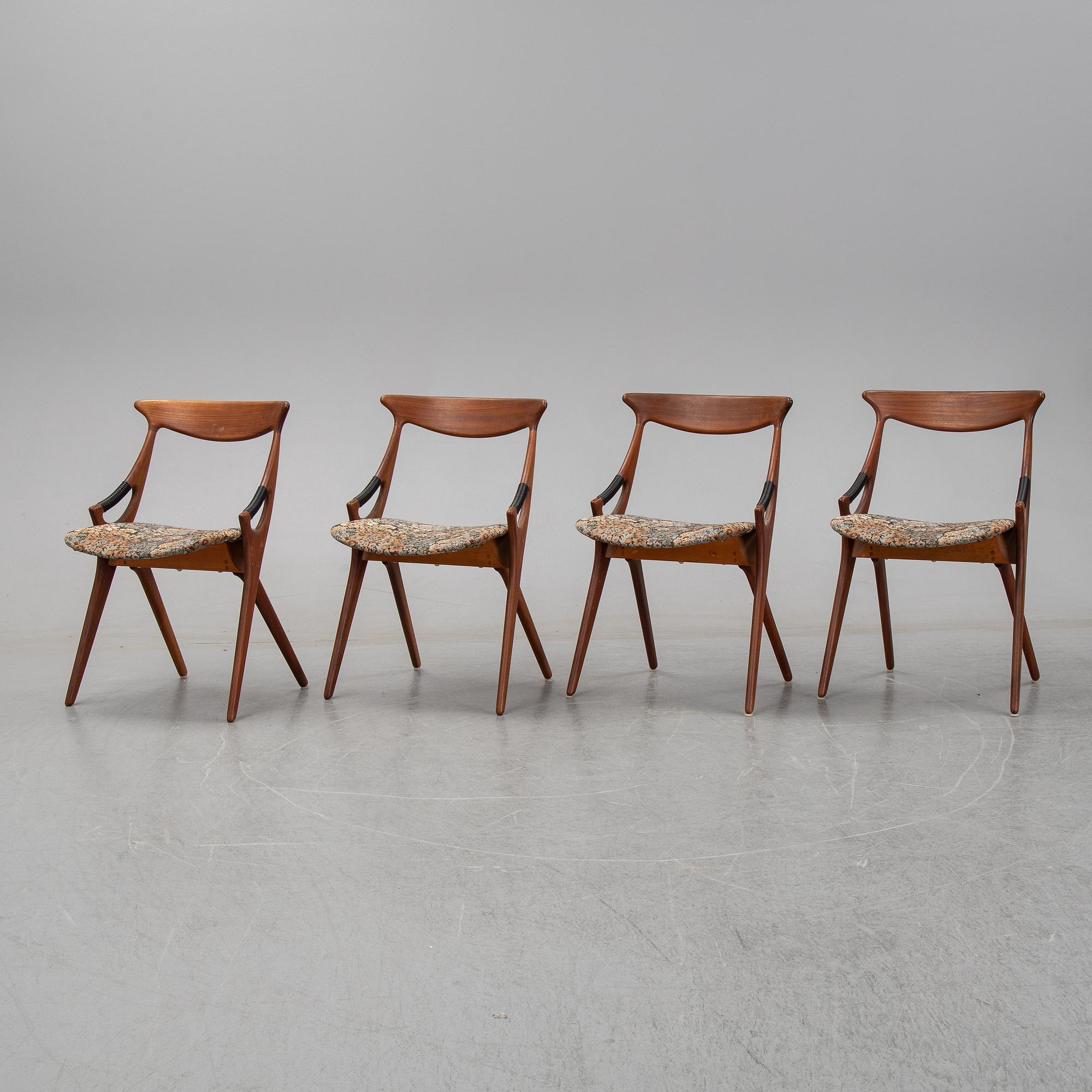 Arne Hovmand-Olsen, a set of four '71' chairs from Mogens Kold.