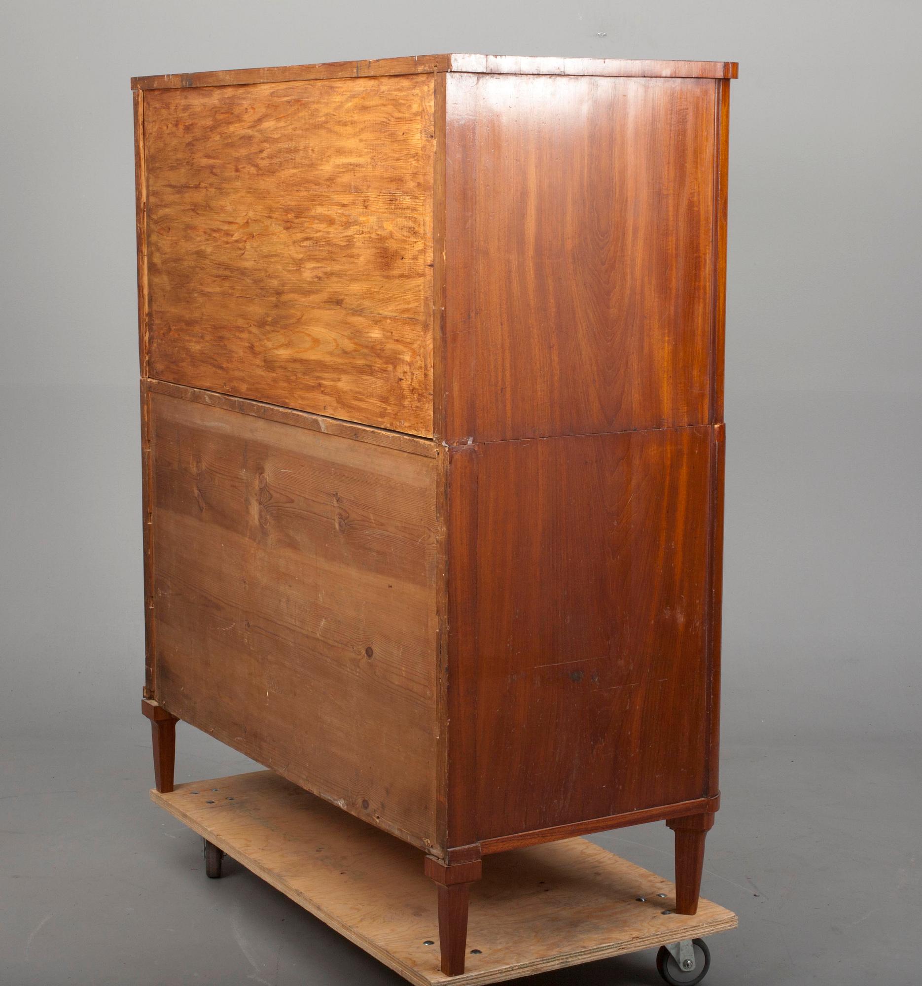 CHIFFONJÉ, sengustavianskt stockholmsarbete i Gottlieb Iwerssons stil. 1800-talets början.