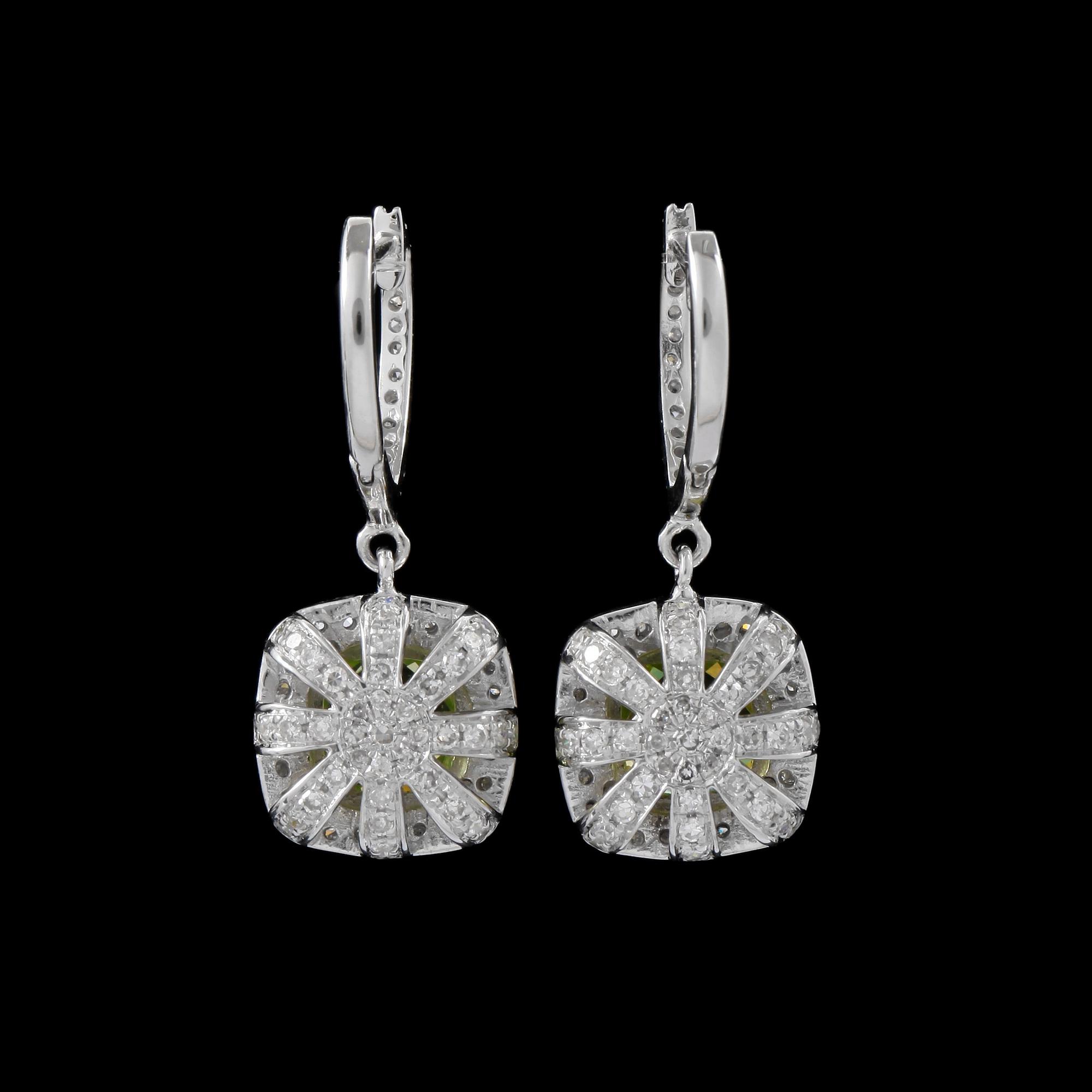ÖRHÄNGEN med peridot totalt ca 5.30 ct samt diamanter totalt ca 1.10 ct.