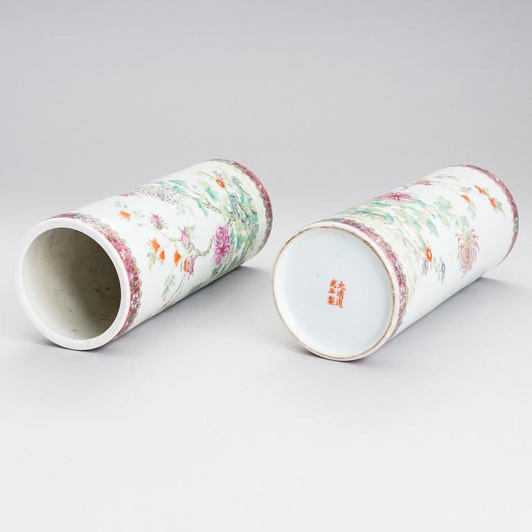 VASER, ett par, porslin, Kina, 1900-tal.