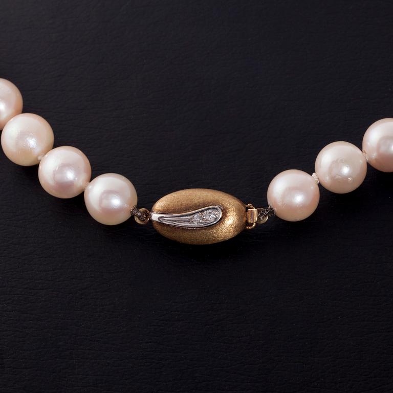 PÄRLCOLLIER, odlade pärlor, låset 14K guld, små diamanter.