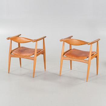 HANS J WEGNER, a pair of arm chairs for Carl Hansen & Son, model "CH35", third quarter of the 20th century.