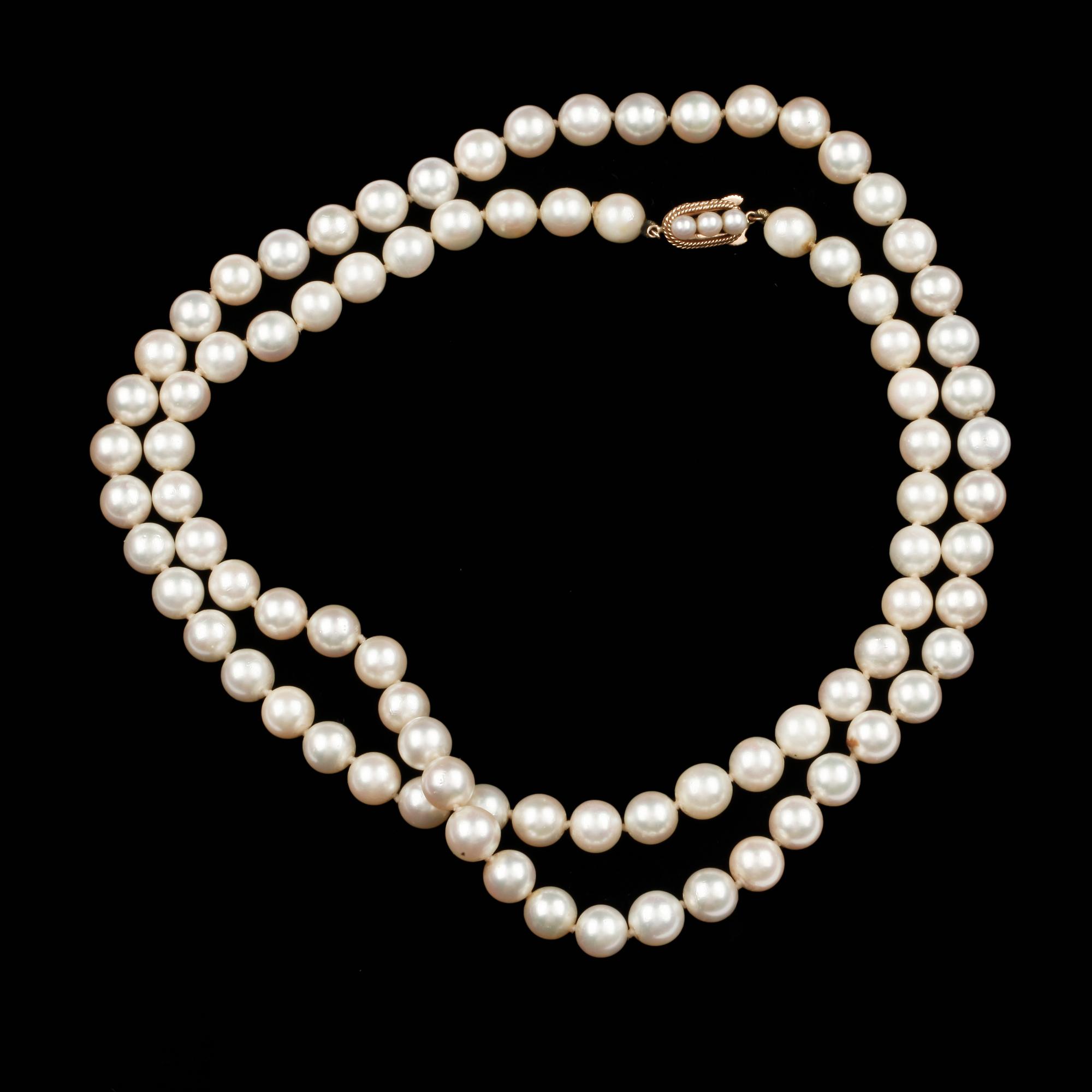 COLLIER, odlade saltvattenspärlor med lås av 14k guld.