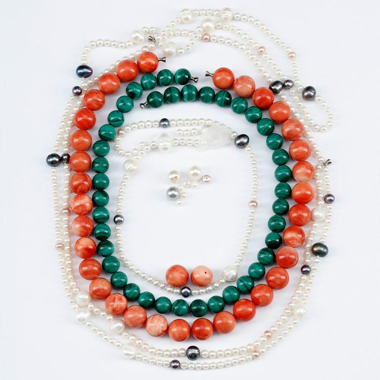 COLLIER, 3 st, Ole Lynggaard, korall, malakit och odlade sötvattenpärlor.