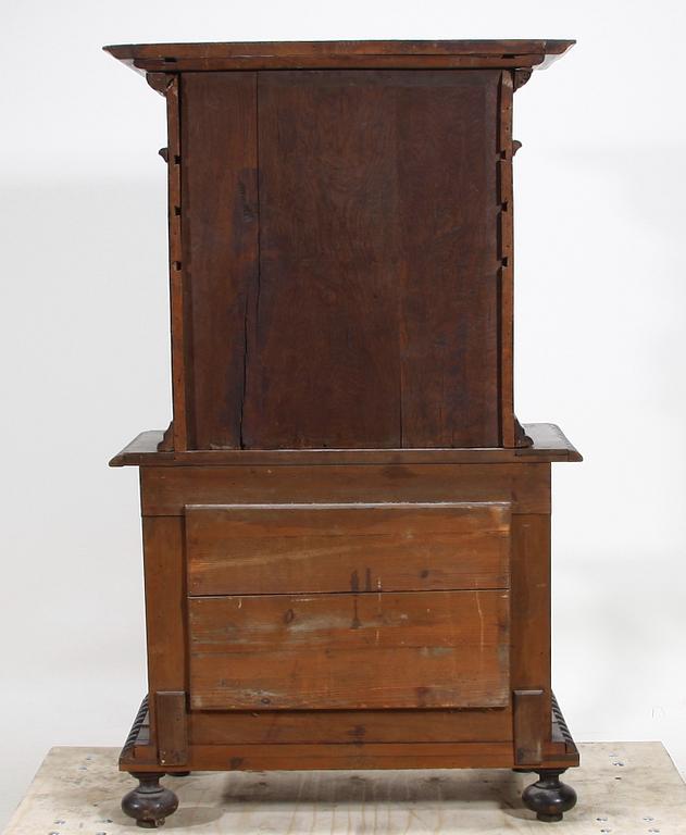 SKÅP PÅ BENSTÄLLNING, renässansstil, sent 1800-tal.