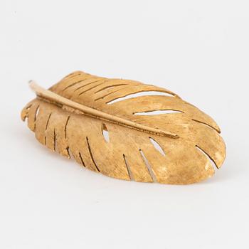 18K gold feather brooch.