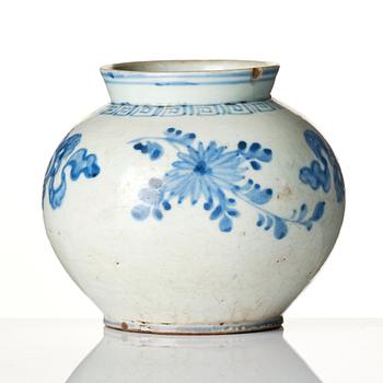 A blue and white Korean vase, Joseondynastin (1392–1897).